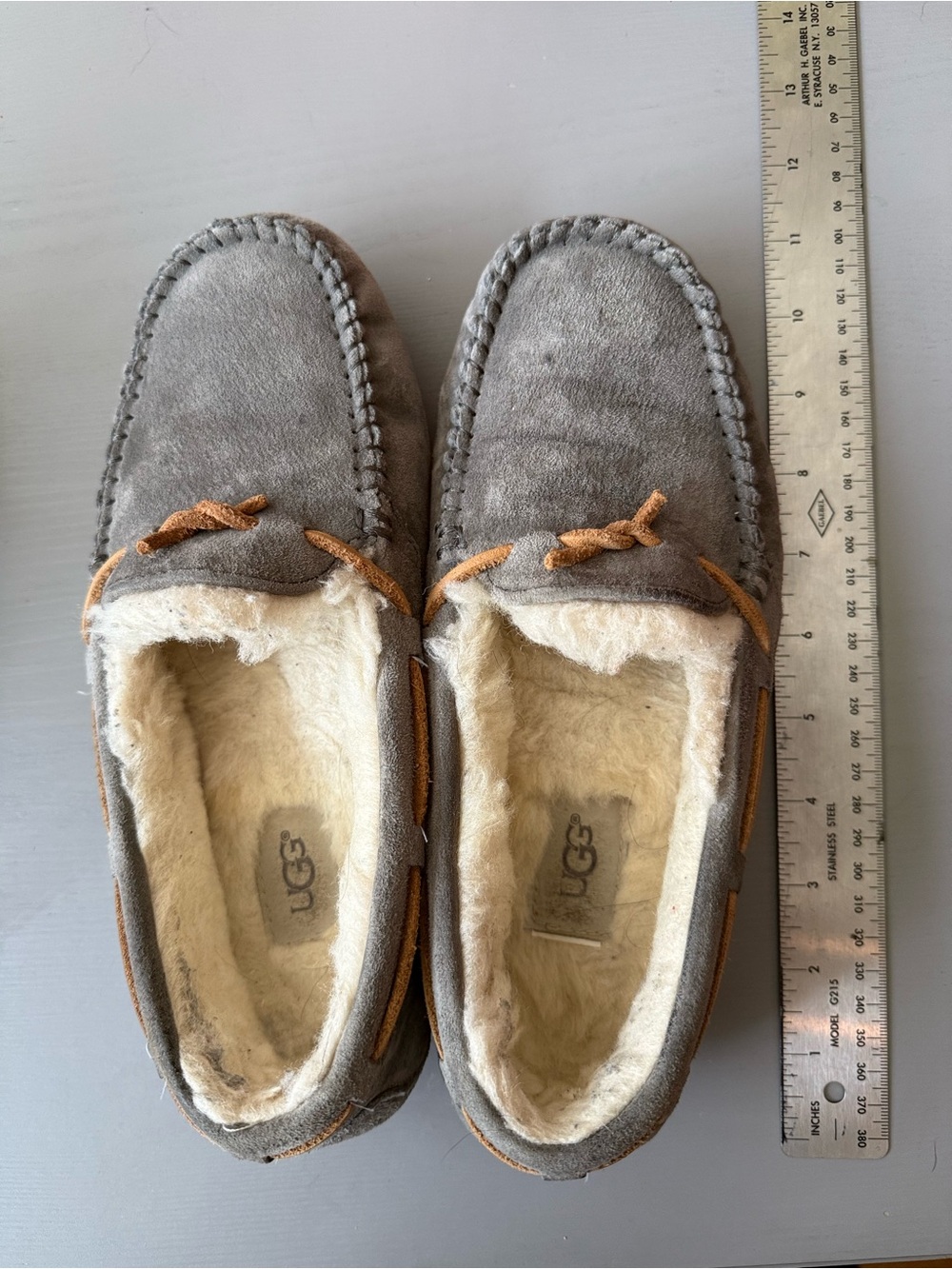 UGG gray moccasin slippers flats wool size eu 39.5 US 8.5 excellent!